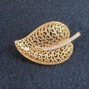 Gold tone leaf pin with crystals 🍁